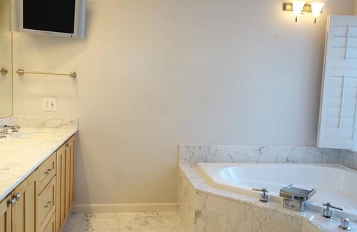 Northeast Bellevue House | Charming Lakeview home