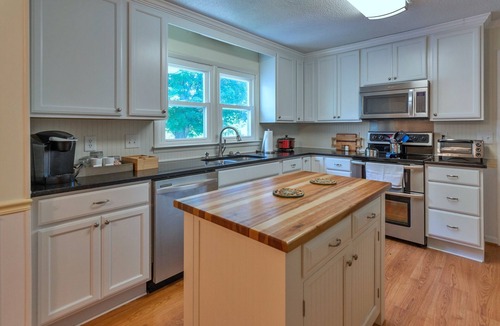 Guild House | Charming Lakeview Retreat