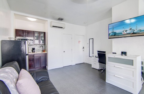 Flamingo/Lummus Apartment | Charming Large Studio Near Ocean Dr - South Beach