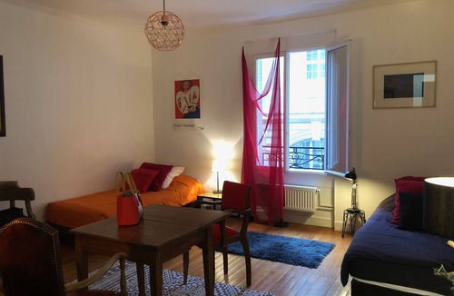 Porte-Saint-Martin Apartment | Charming large Studio Center Paris, the lively and fashionable neighborhood