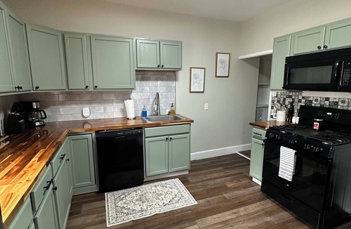 Cortland Apartment | Charming Lincoln 4BR Apt