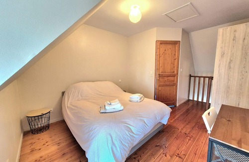 Taden House | Charming little house with pretty terrace