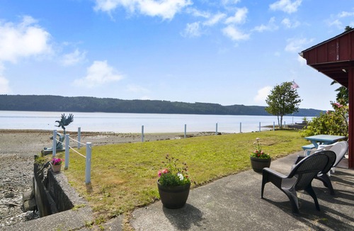Matlock House | Charming little red beach house
