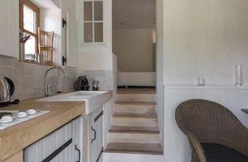 Nyons Apartment | Charming little studio, panoramic view of Nyons (2km), swimming pool, breakfast