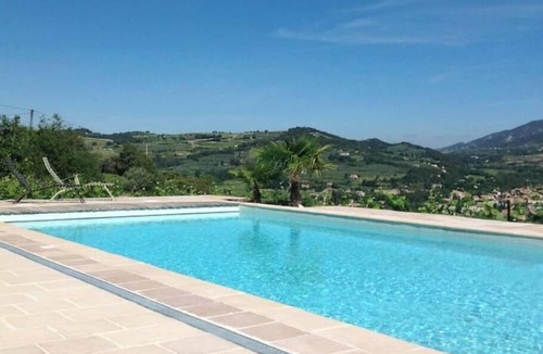 Nyons Apartment | Charming little studio, panoramic view of Nyons (2km), swimming pool, breakfast