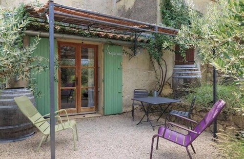 Nyons Apartment | Charming little studio, panoramic view of Nyons (2km), swimming pool, breakfast