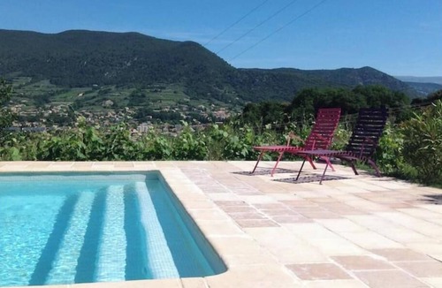 Nyons Apartment | Charming little studio, panoramic view of Nyons (2km), swimming pool, breakfast