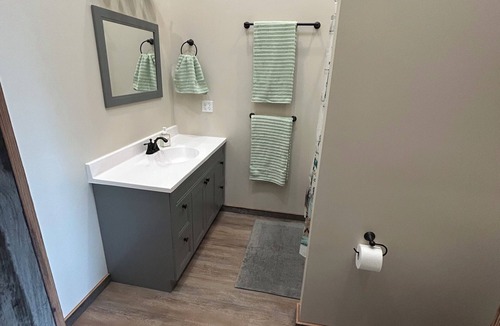 Lamont Cabin | Charming lodge with 2 bedrooms and WiFi, AC just outside Olpe