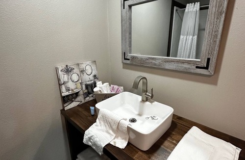 Timpson Hotel | Charming Lodge with Cafe and game room in delightful Timpson