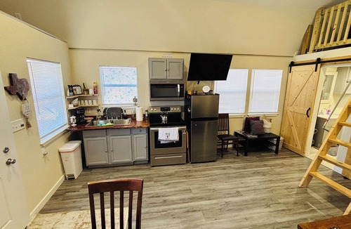 Redwood Apartment | Charming Loft style guest house in San Marcos Tx