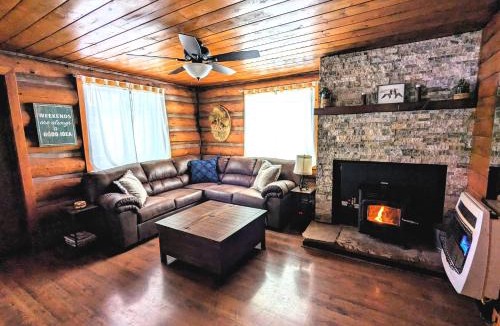 Pinetop House | Charming Log Cabin in Tall Pines w Large Deck