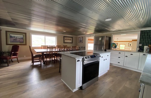Ryan Park Cabin | Charming log cabin above Riverside - perfect for your getaway