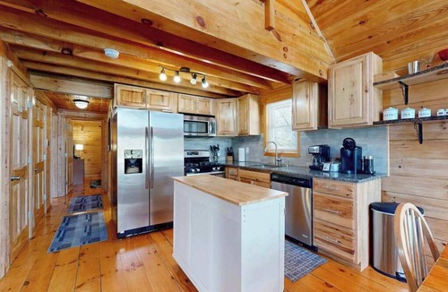 Friendship House | Charming Log Cabin- Boat, fish, hike & snowmobile—minutes to lakes & trails