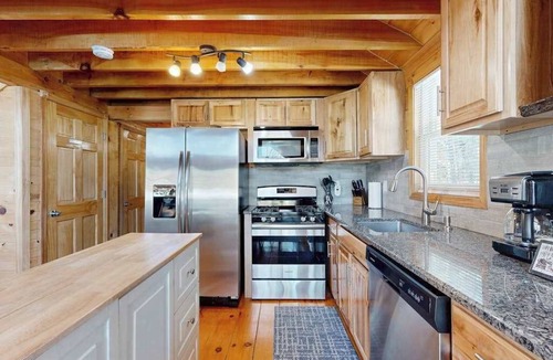 Friendship House | Charming Log Cabin- Boat, fish, hike & snowmobile—minutes to lakes & trails