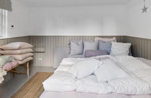 Bøtø By House | Charming Log Cabin Near The Sea