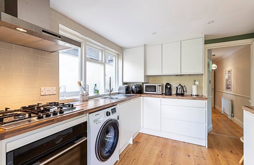 Brownswood Apartment | Charming London Retreat