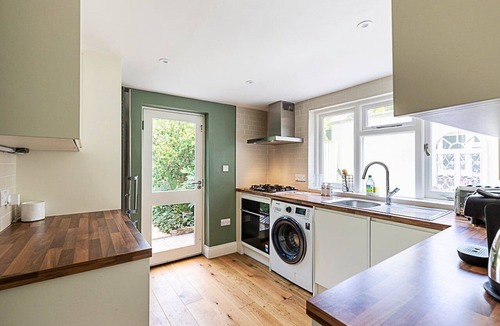 Brownswood Apartment | Charming London Retreat