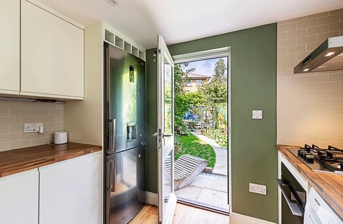 Brownswood Apartment | Charming London Retreat