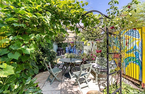 Brownswood Apartment | Charming London Retreat