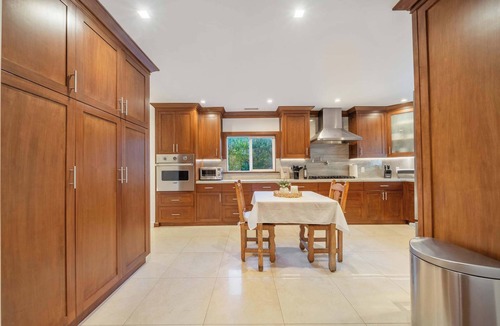 Sherman Oaks House | Charming Longview Retreat with Pool and Spa