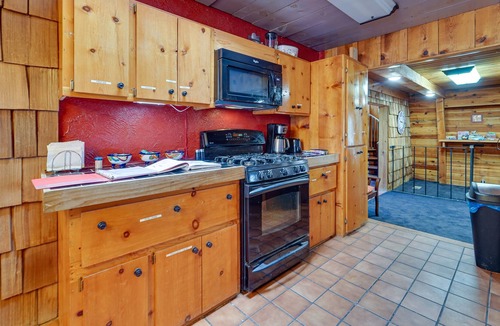 Lubbock Cabin | Charming Lubbock Vacation Rental w/ Fireplaces