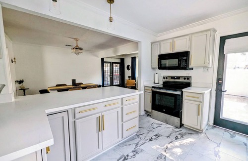 Riverside Terrace House | Charming Lux Gem in Med Center w/2 King Beds-Patio-Backyard
