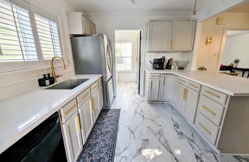 Riverside Terrace House | Charming Lux Gem in Med Center w/2 King Beds-Patio-Backyard