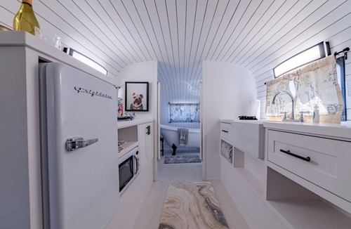 Spicewood House | Charming Luxurious Airstream Beautifully Design with Indoor Bath in Texas