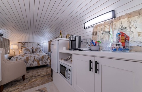 Spicewood House | Charming Luxurious Airstream Beautifully Design with Indoor Bath in Texas