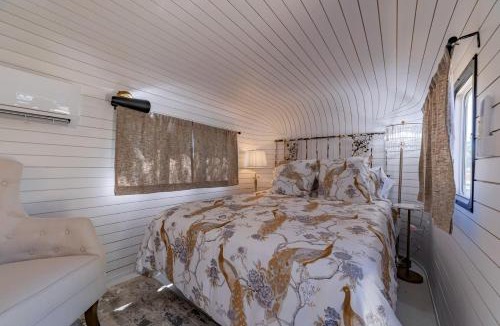 Spicewood House | Charming Luxurious Airstream Beautifully Design with Indoor Bath in Texas