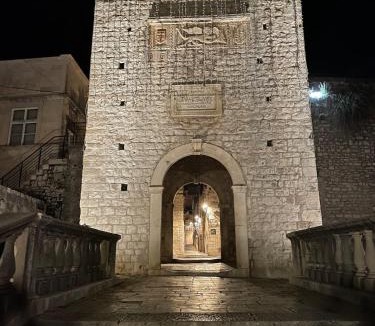 Cove Tri Zala (Zrnovo) Apartment | Charming & luxurious Old Town Apartment