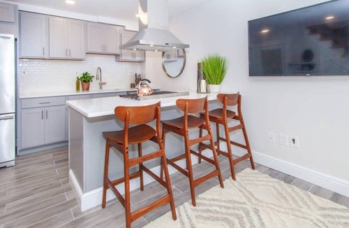 Highland Park House | Charming Luxury Duplex | near T