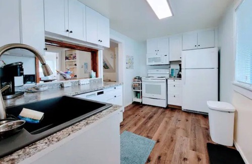 Kingston Cottage | Charming main street Kingston cottage - walk to ferry and waterfront!