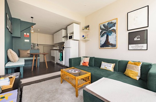 Westbourne Apartment | Charming Maisonette with Workspace in Notting Hill