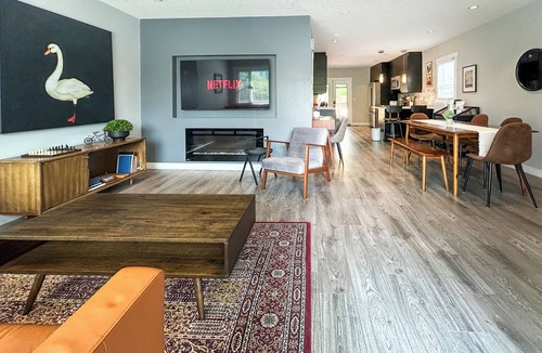 Marda Loop House | Charming Marda Loop Flathouse in Calgary - Pets welcome!