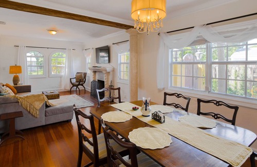 Pinewood Park House | Charming Mediterranean home with private backyard & separate cottage