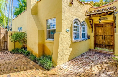 Pinewood Park House | Charming Mediterranean home with private backyard & separate cottage