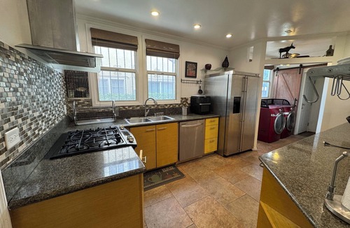 Mid-Wilshire House | Charming Mediterranean n 3-bedroom in West Los Angeles