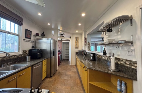 Mid-Wilshire House | Charming Mediterranean n 3-bedroom in West Los Angeles