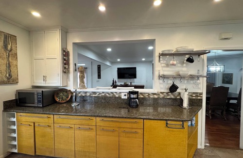 Mid-Wilshire House | Charming Mediterranean n 3-bedroom in West Los Angeles