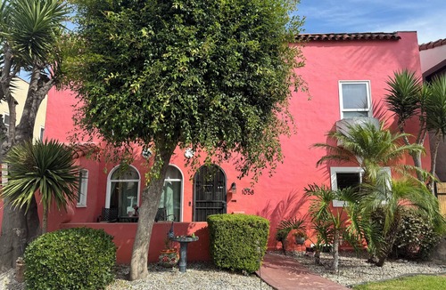 Mid-Wilshire House | Charming Mediterranean n 3-bedroom in West Los Angeles