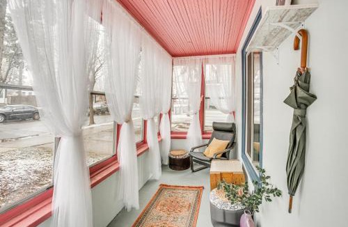 Lind-Bohanon House | Charming Minneapolis Home w/Deck, 5 Mi to Central