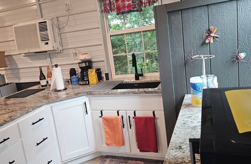 Warrensburg House | Charming Modern 1BR Country Cottage Surrounded by Nature Close to Town.
