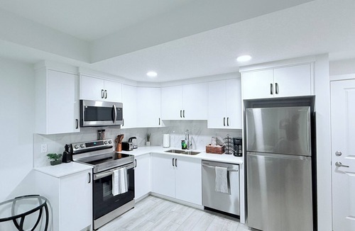Southwest Calgary House | Charming Modern 2-bedroom suite in SW Calgary