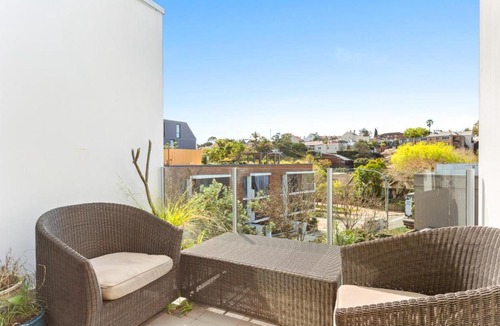 Forest Lodge Apartment | Charming Modern Apartment with City Views