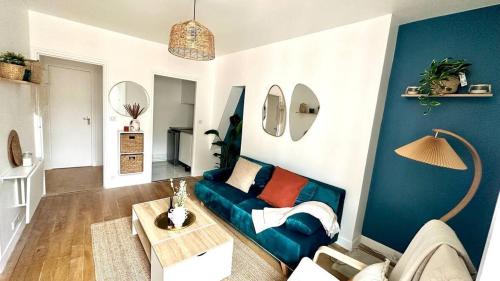 Puteaux Apartment | Charming Modern Apartment in Puteaux with City Views