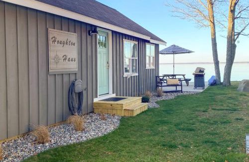 Prudenville House | Charming Modern Cottage on Houghton Lake!