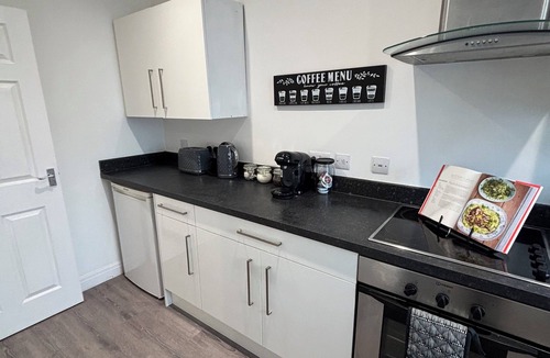 Anlaby Apartment | Charming modern one bedroom apartment complex