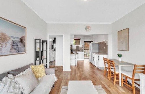 Burnside Apartment | Charming Modern Retreat with Scenic View, Burnside