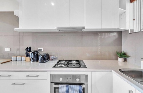 Burnside Apartment | Charming Modern Retreat with Scenic View, Burnside